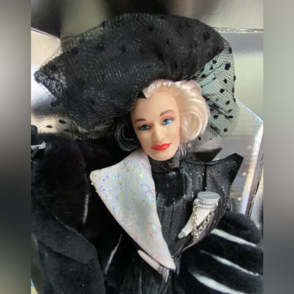 First in a series Great Villains Collection - Cruella DeVil -doll -item# 16295